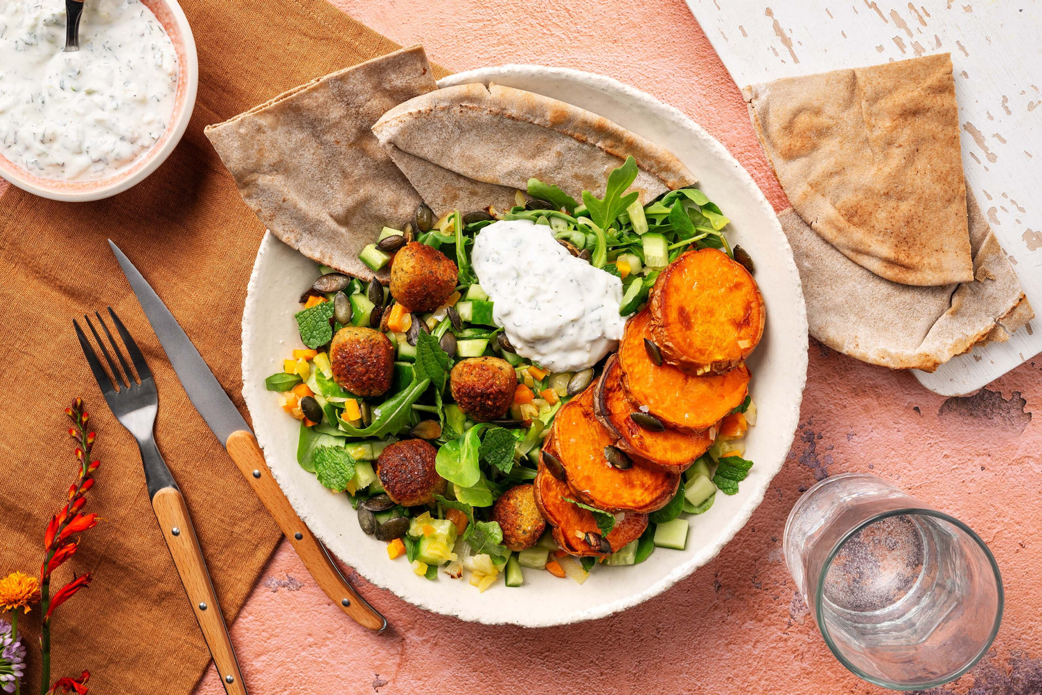 Falafelbowl met tzatziki-fetadip