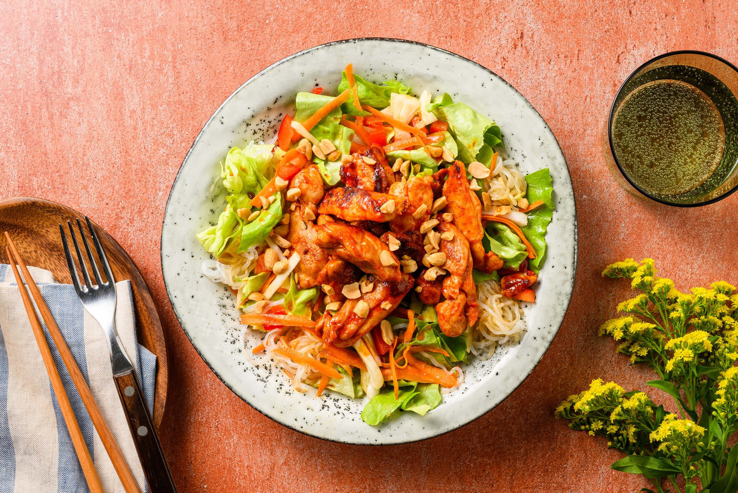 Gochujang kipsalade met konjacnoedels 