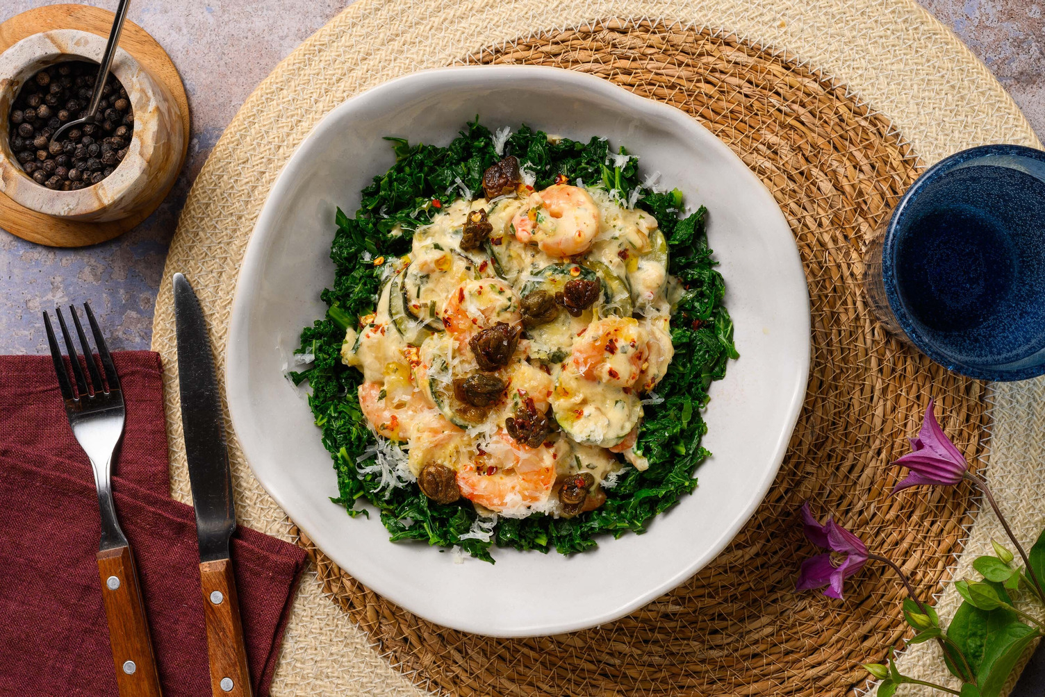 Boerenkool met dragonroomsaus en garnalen