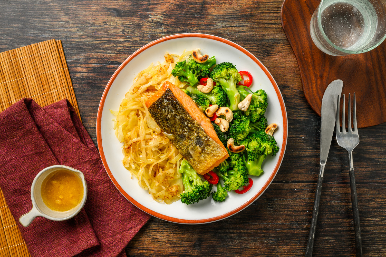 Zalm met broccoli en Koreaans gekruide spitskool