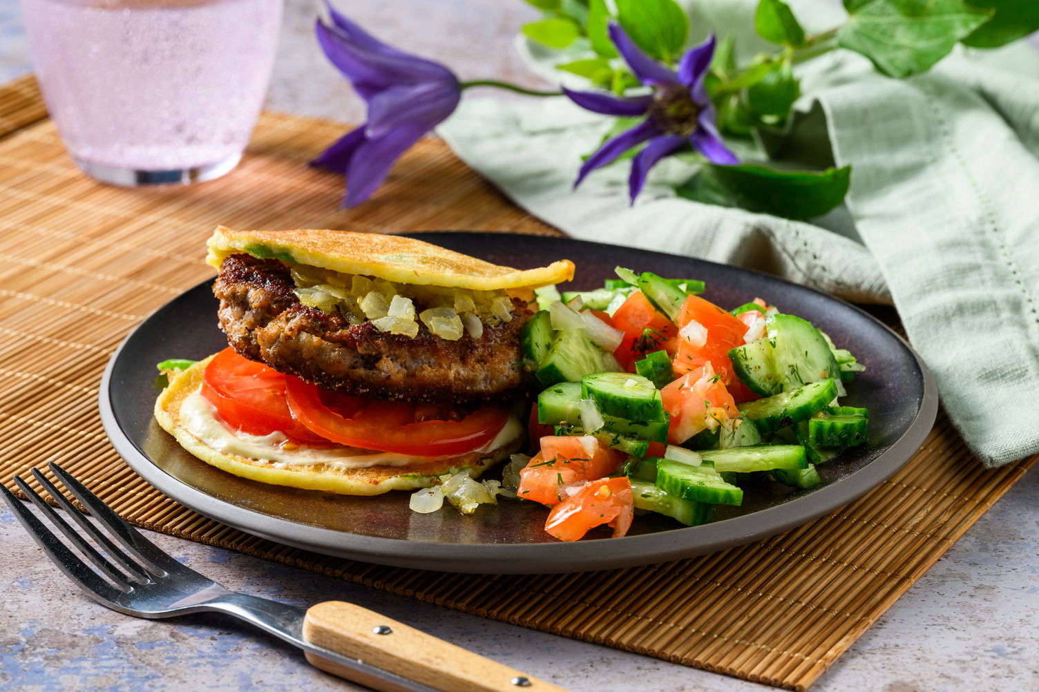 Kipburger op een chili cheese egg bun