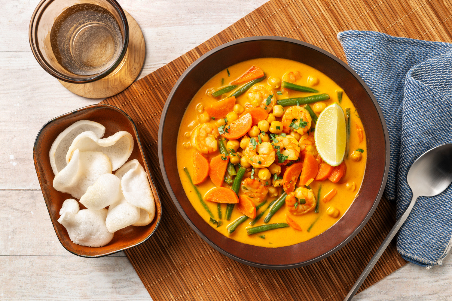 Gele-currysoep met garnalen en kikkererwten