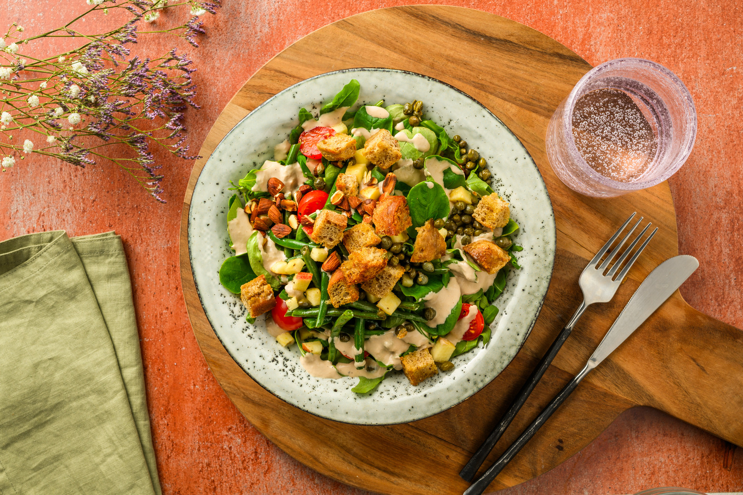 Frisse salade met makreel en romige kruidendressing