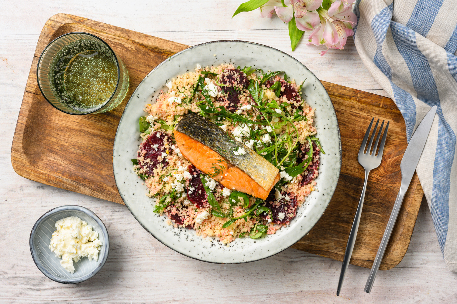 Couscoussalade met zalmfilet en bieten
