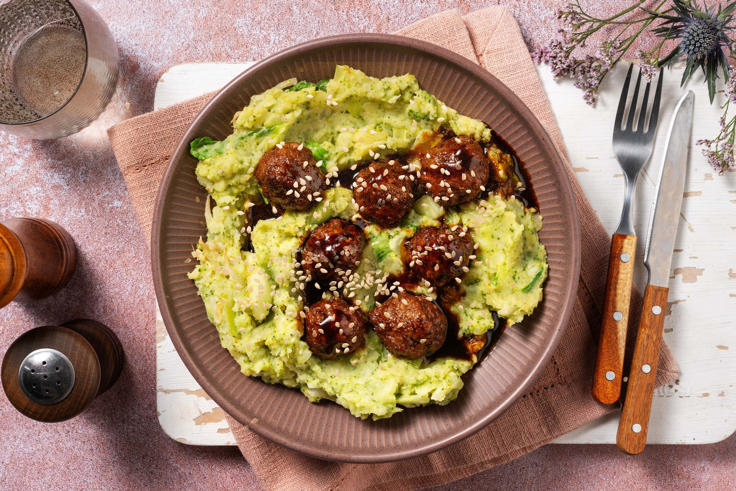 Aziatische broccoli-stamppot met sticky hertengehaktballetjes