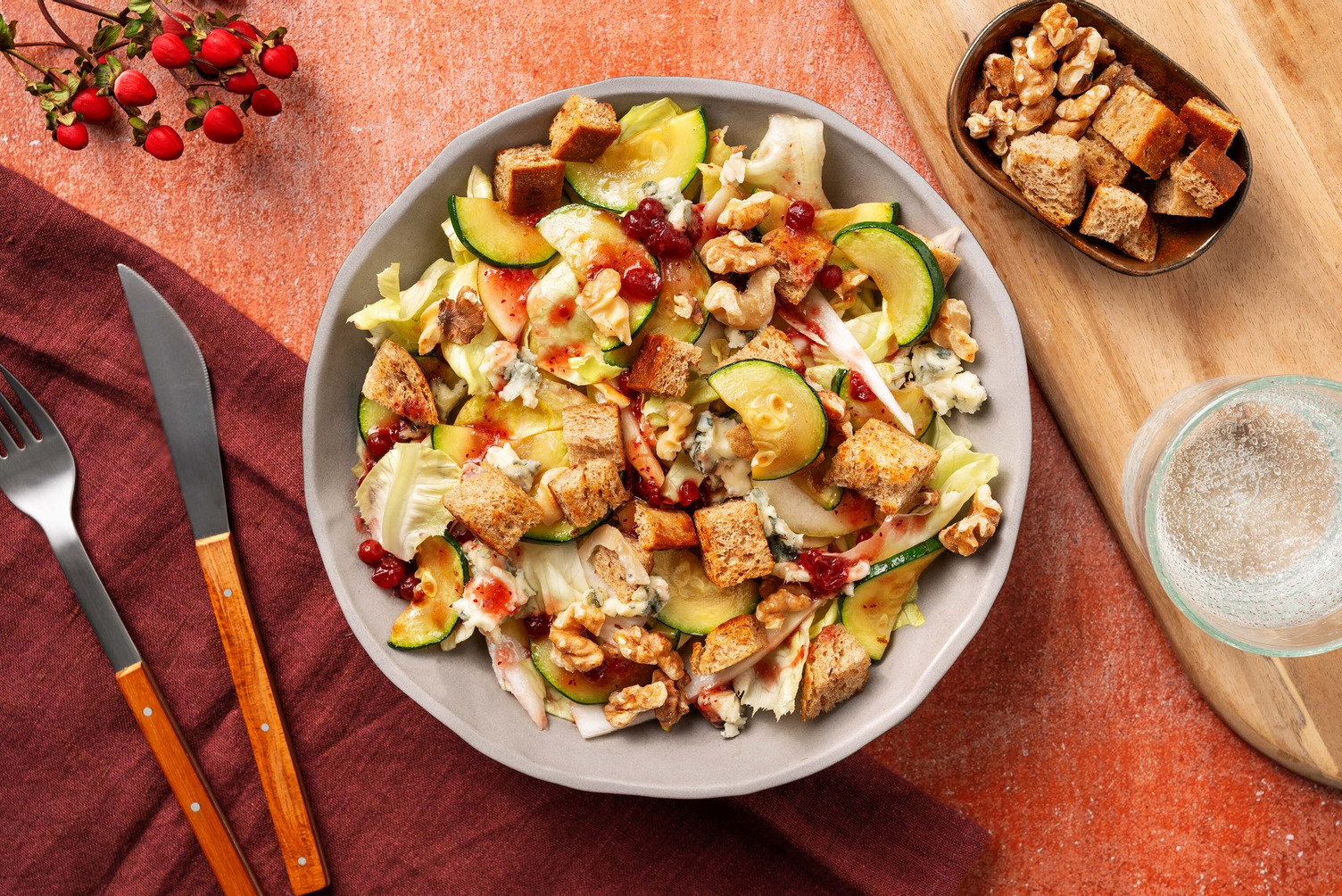 Salade met blauwe kaas, peer en walnoten