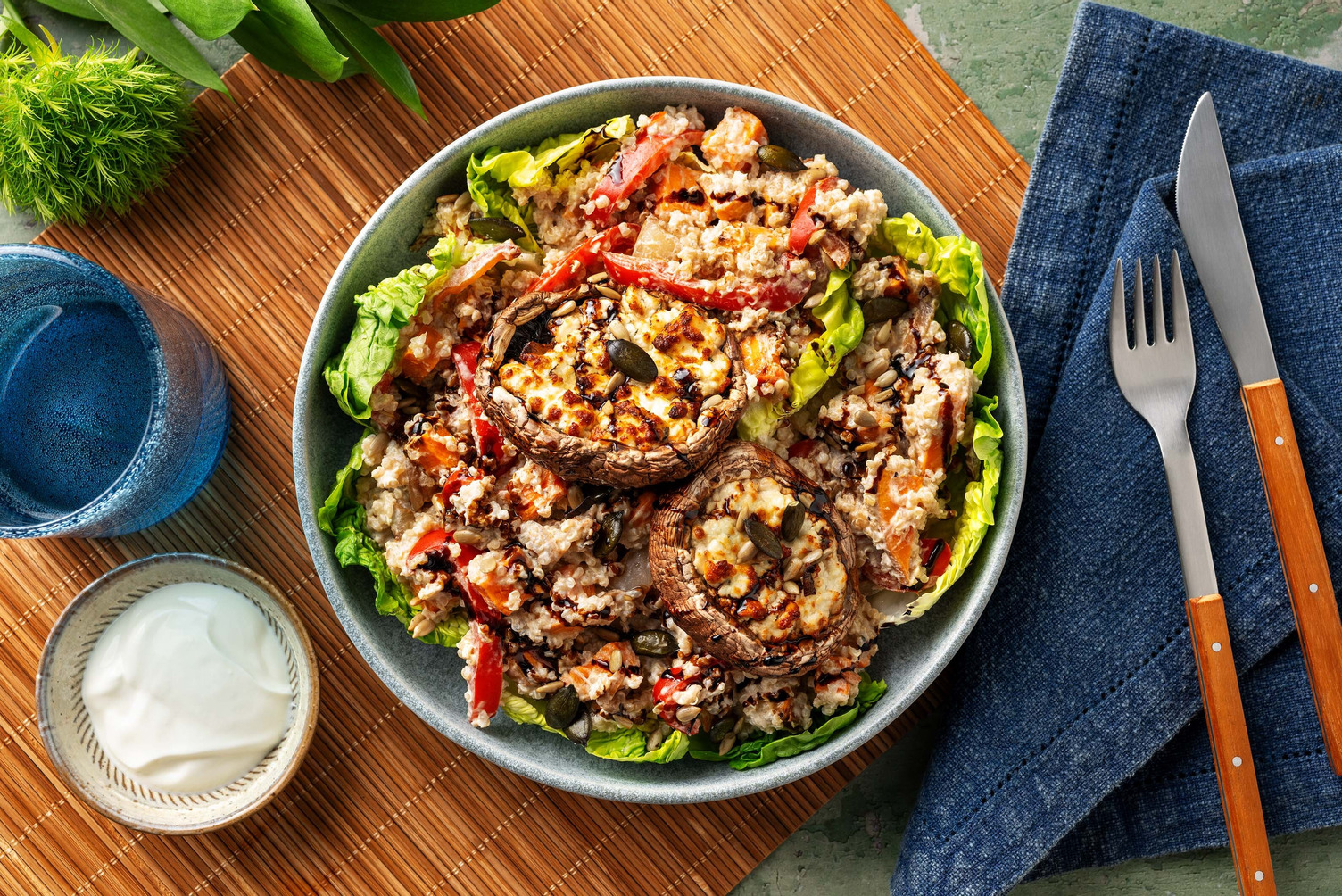 Quinoasalade en met feta gevulde portobello