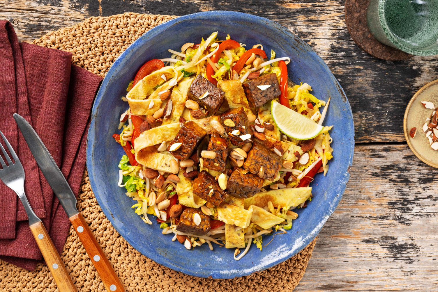 Salade met sticky tempeh en omelet