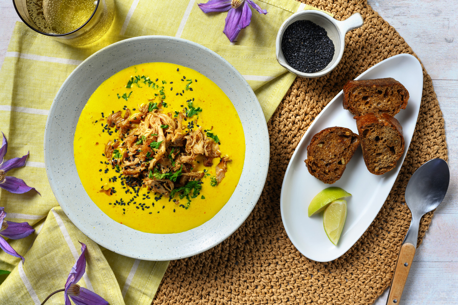 Wortel-gembersoep met pulled chicken