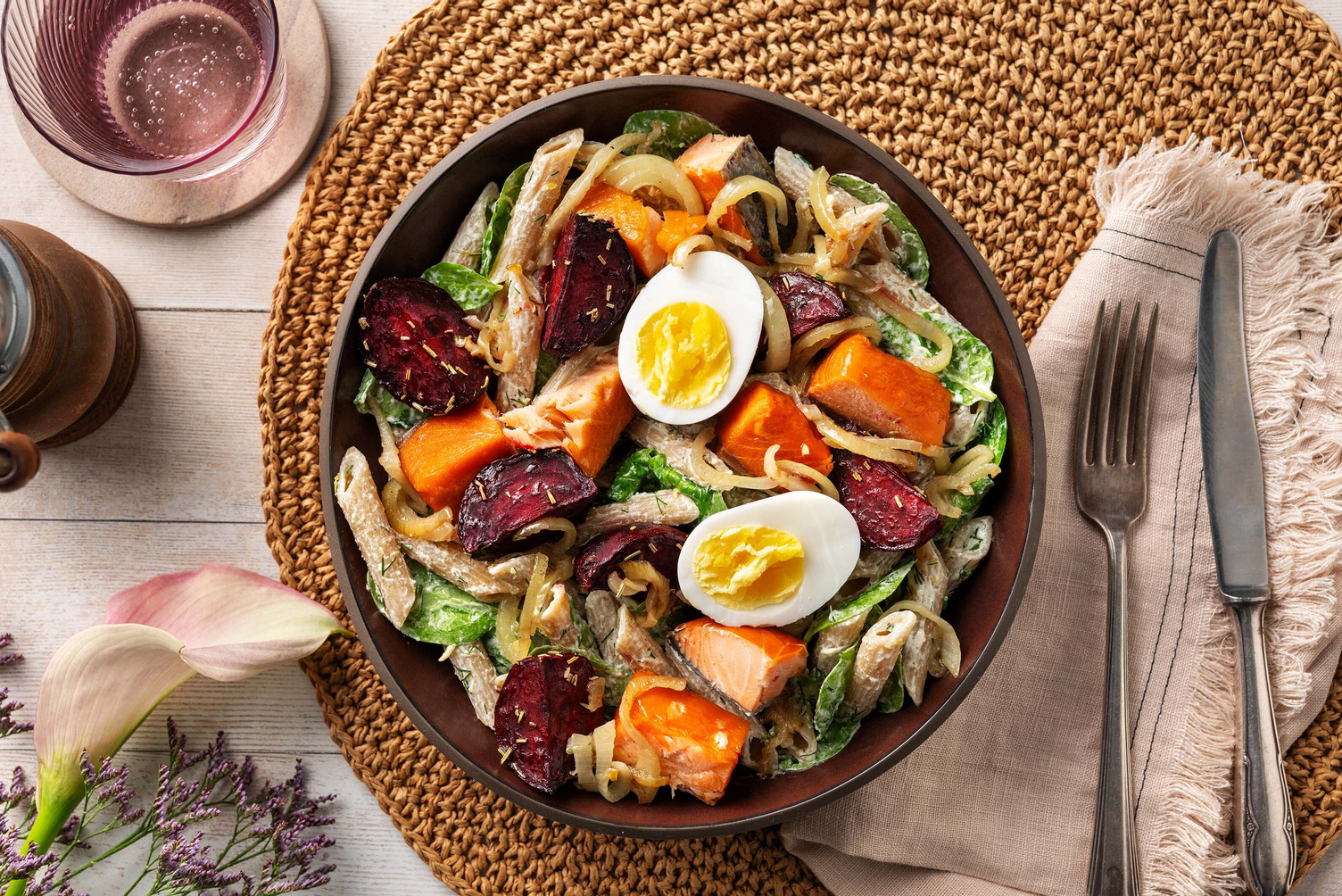 Pastasalade met warmgerookte zalm en biet met venkelzaad