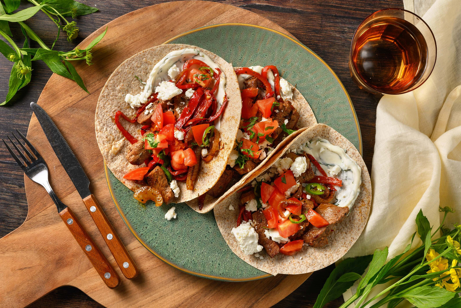Steak tacos met pico de gallo en koriander
