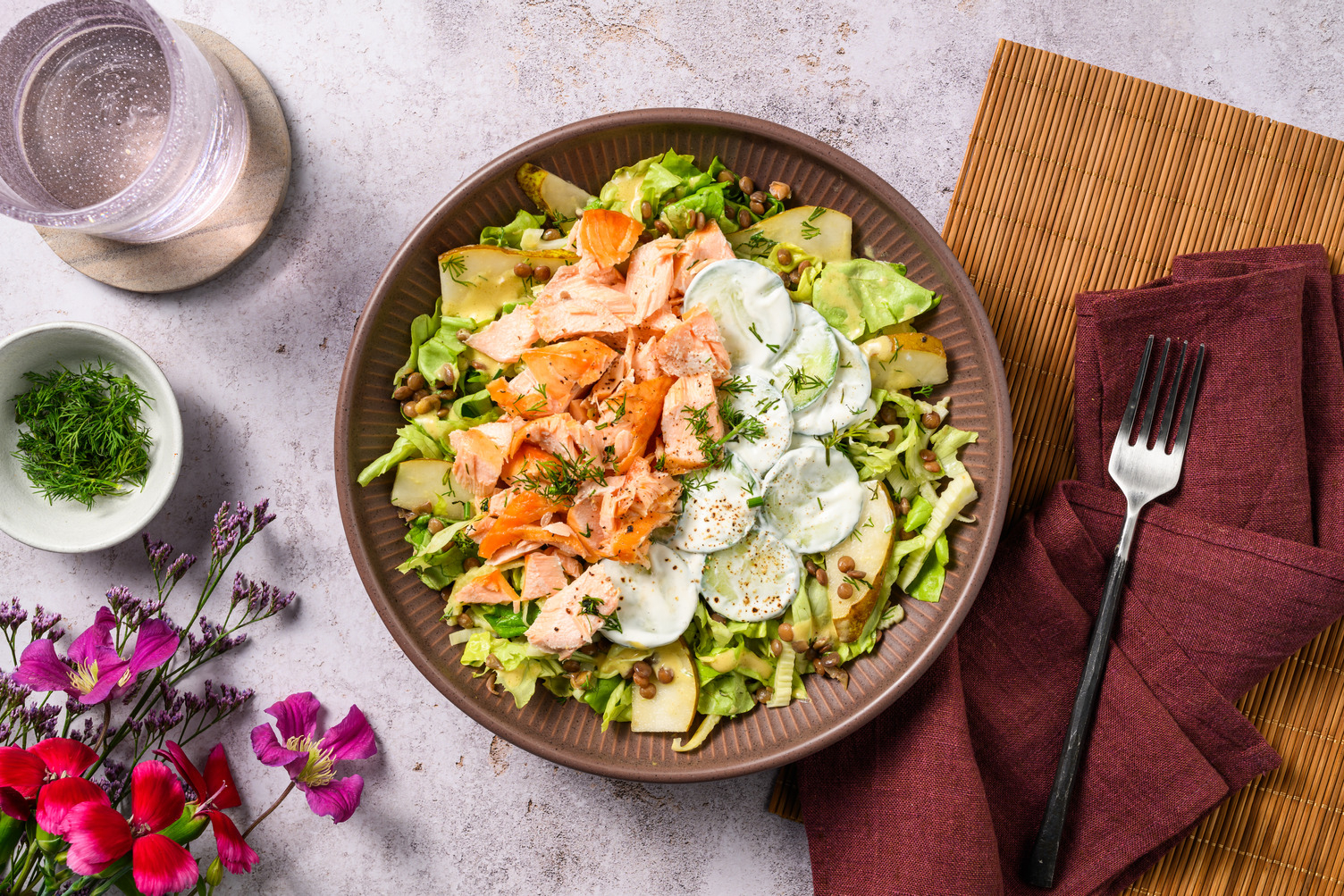 Salade met warmgerookte zalm en verse dille