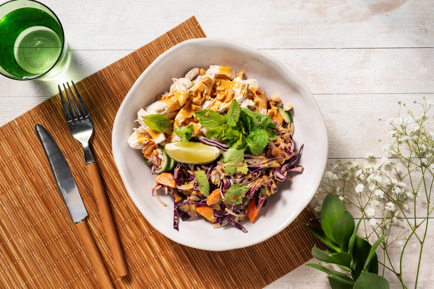 Vietnamese gepocheerde kip met koriander en munt rijstsalade