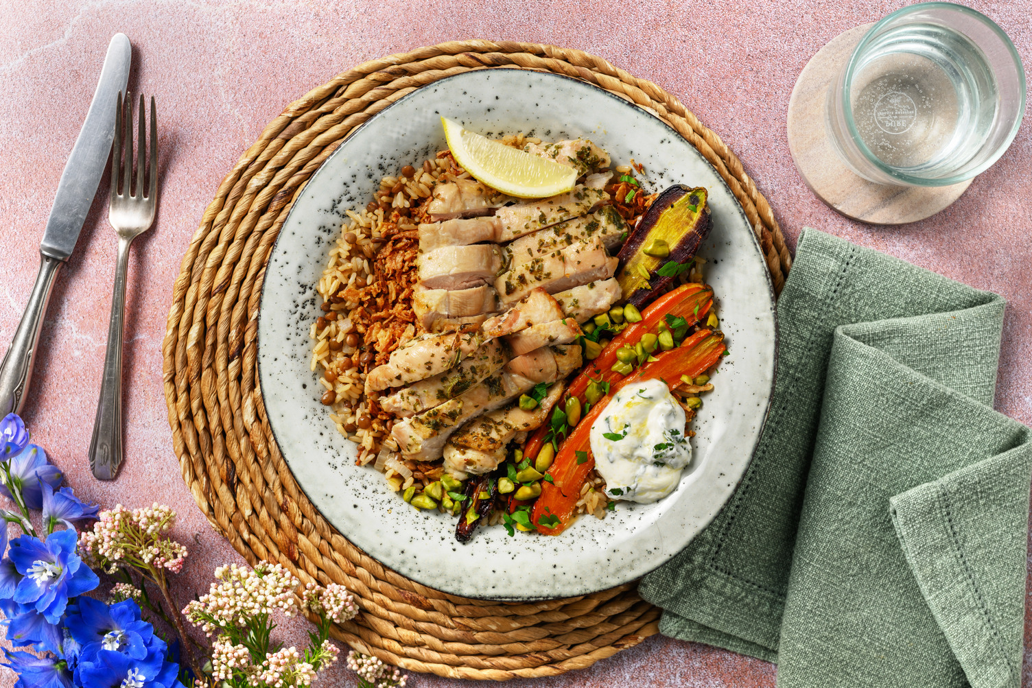 Kippendijfilet met mujaddara: linzenrijst met gefrituurde uitjes