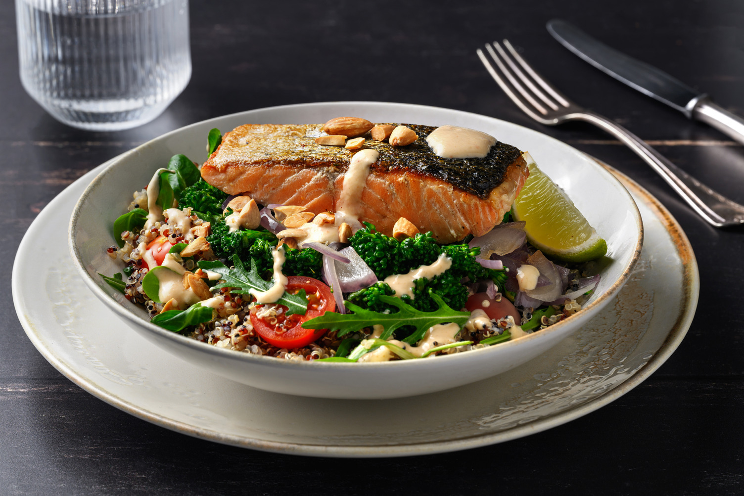 Zalmfilet met broccolini en tahindressing