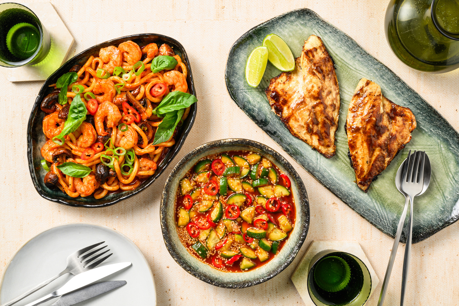 Gochujang udonnoedels met garnalen en doradefilet in zwarte knoflook