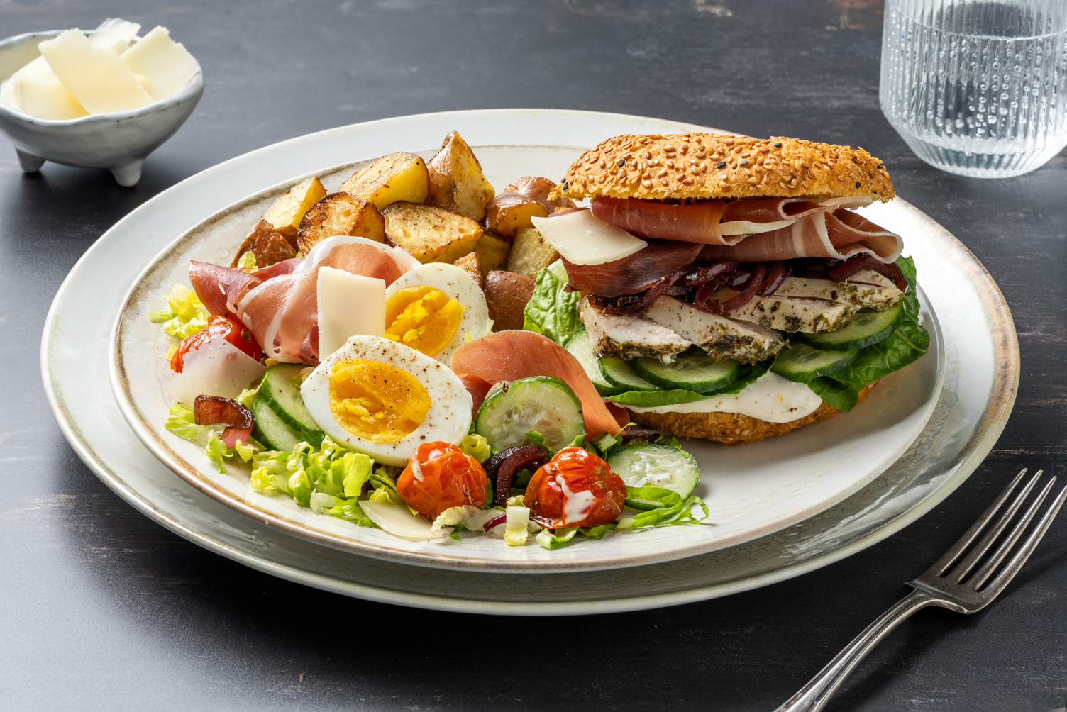 Caesarstijl burger van gegrilde kip en serranoham