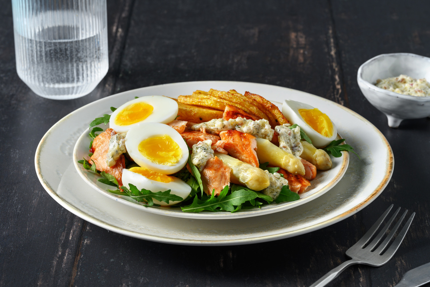 Asperges met warmgerookte zalm en romige dillesaus