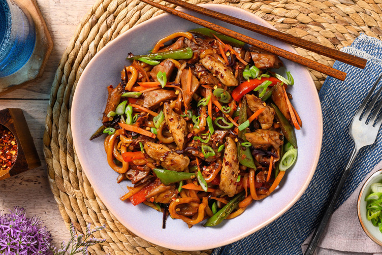 One-Pan Udon Noodles mit Hähnchenstrips