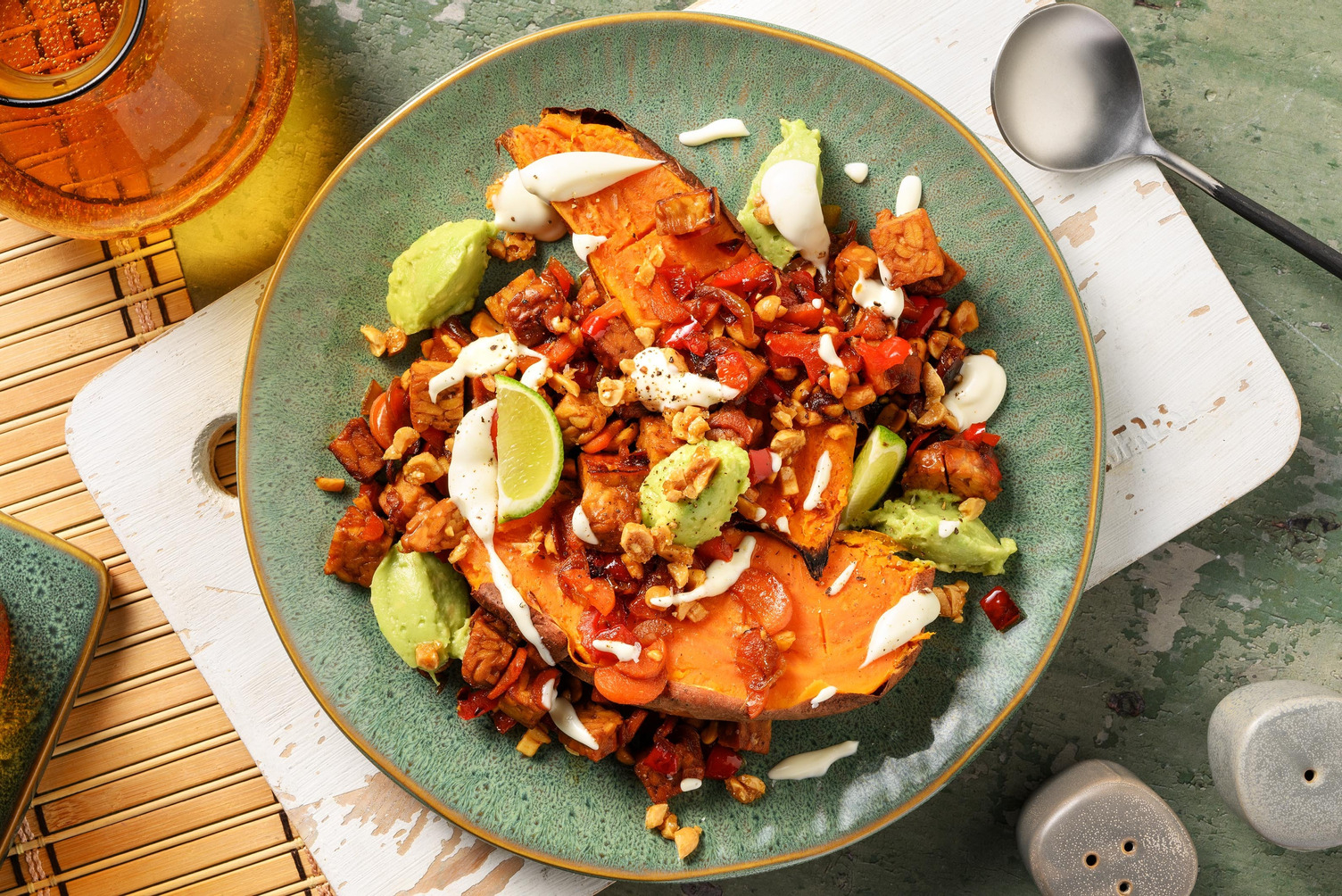 Gepofte zoete aardappel met sticky tempeh