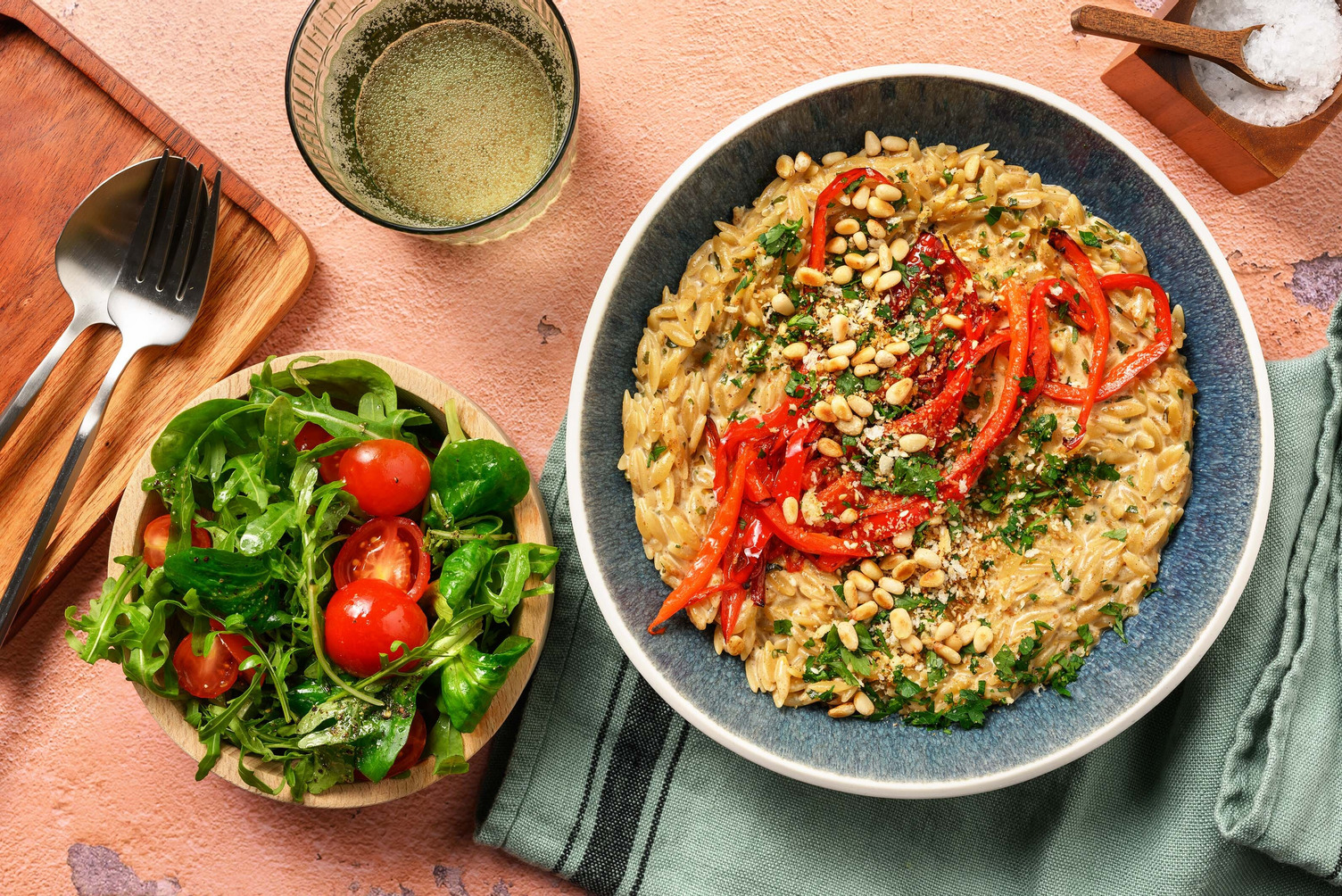 Orzo met puntpaprika en pijnboompitten