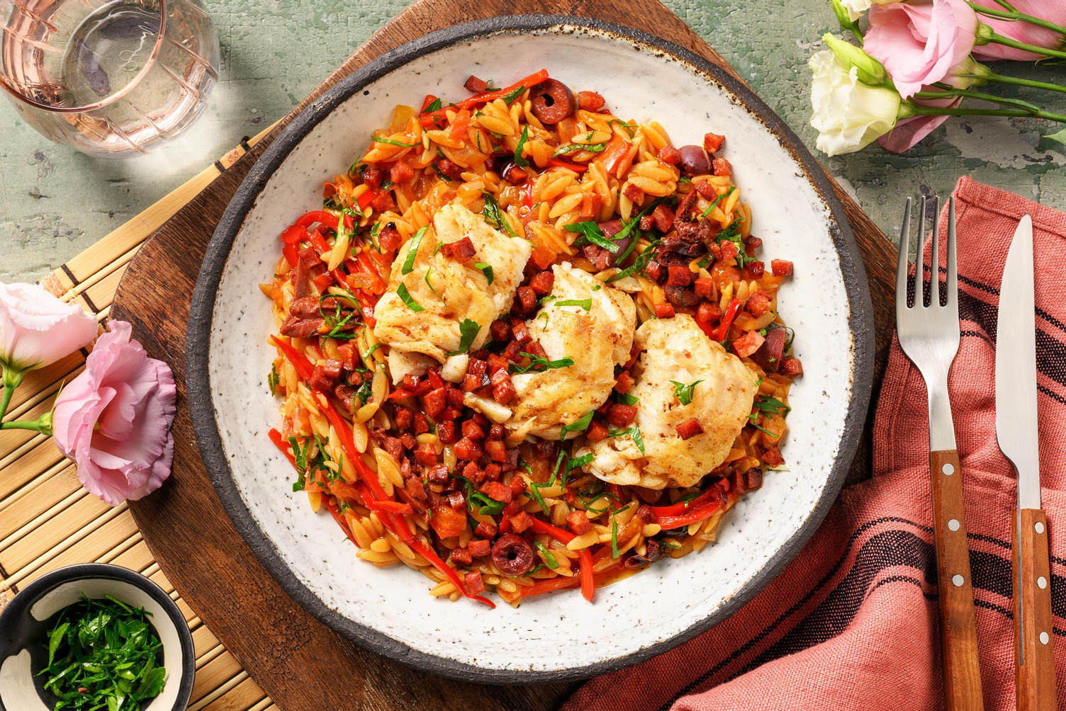 Spaanse stijl orzo met kabeljauw en chorizo
