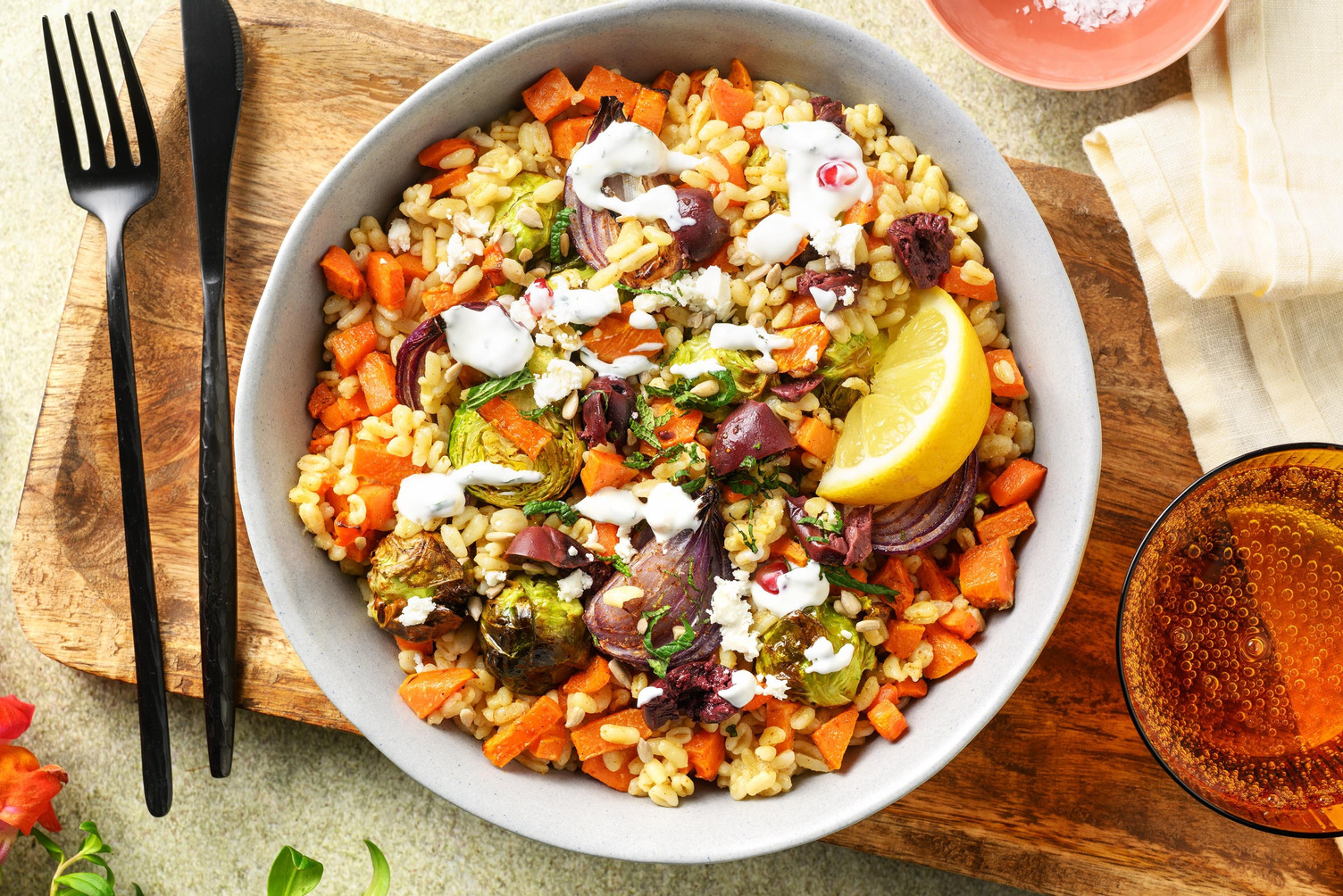 Salade met feta, granaatappel en kalamata-olijven