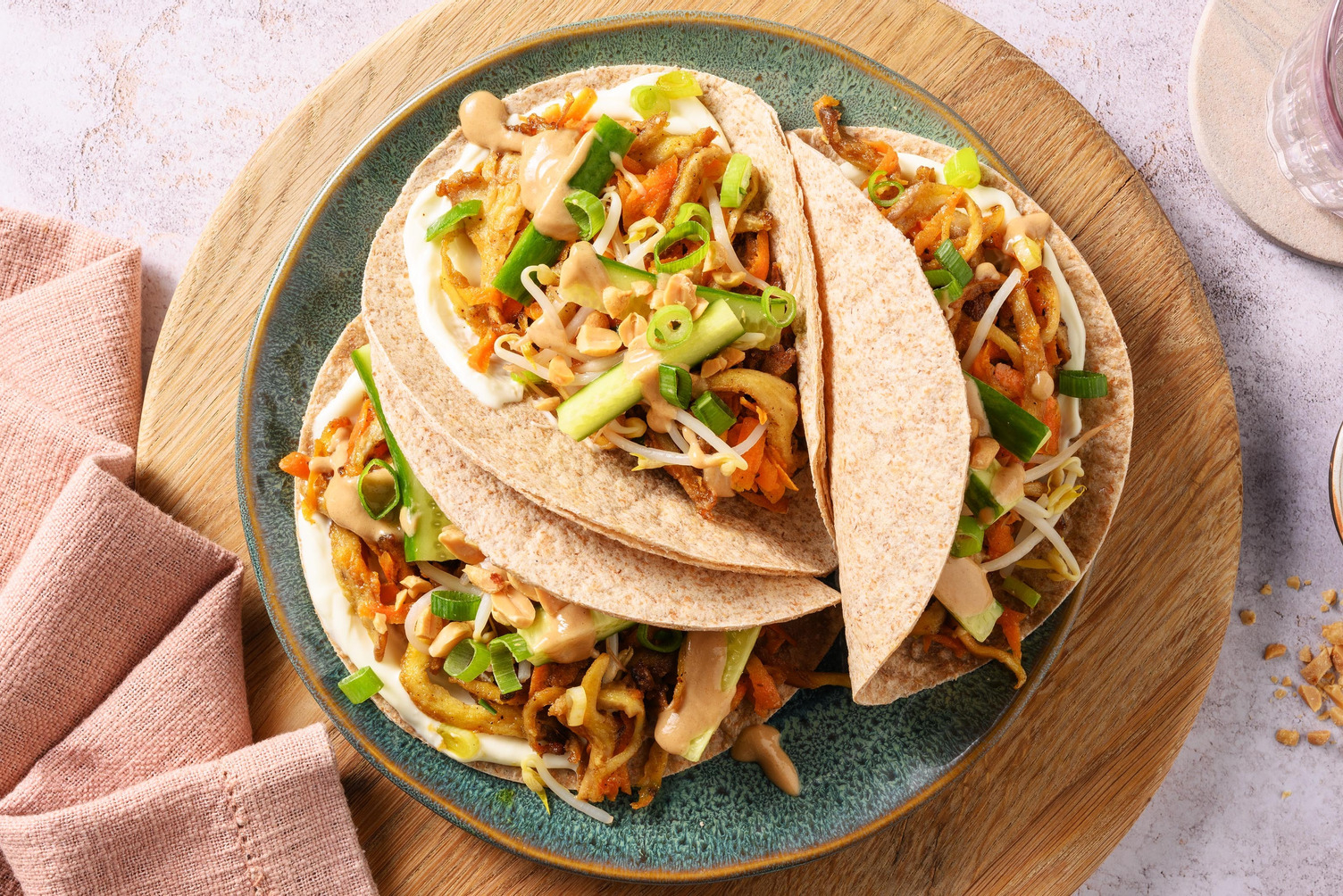 Aziatische stijl tortilla's met oesterzwammen en tahindressing