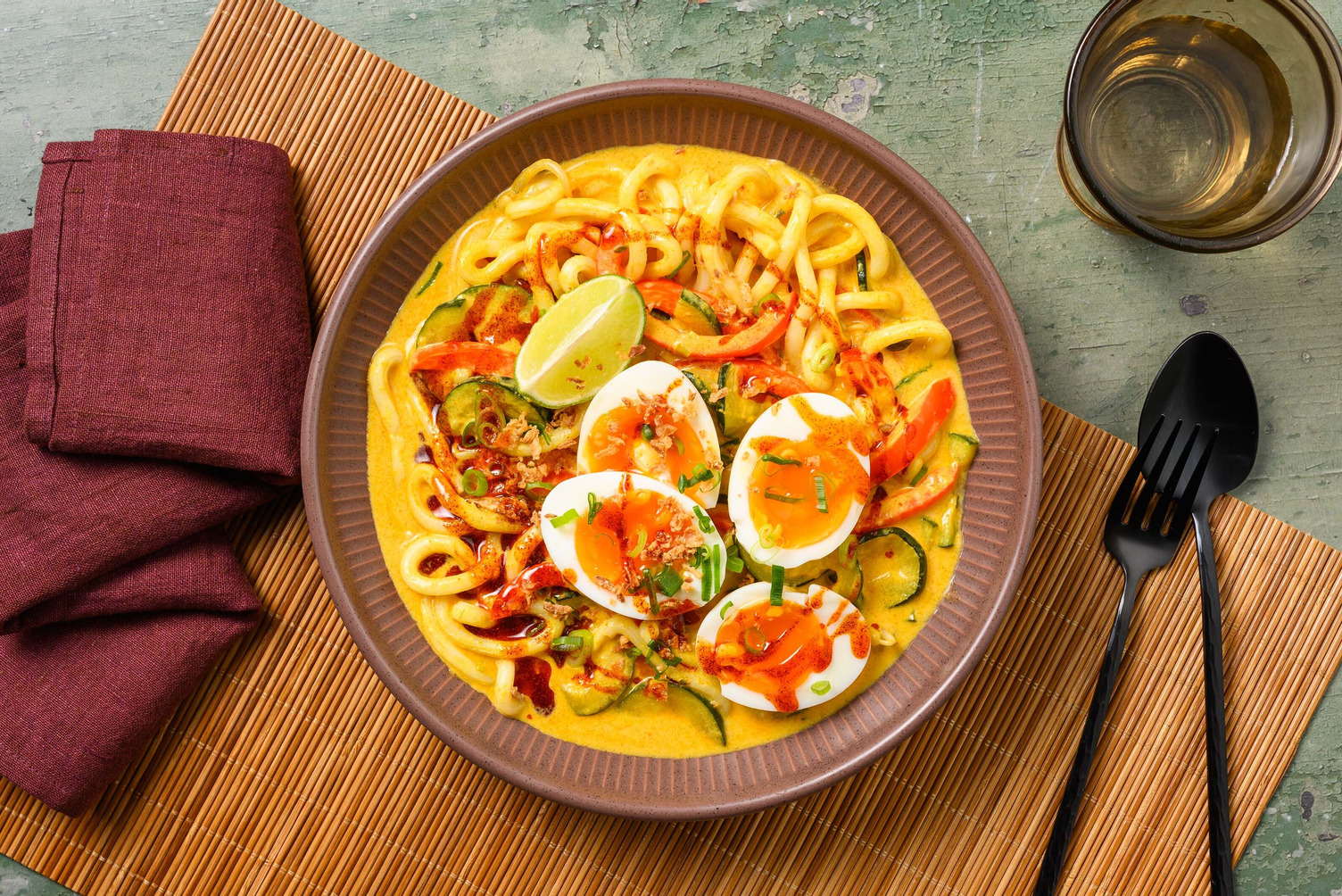 Pittige gelecurrysoep met udonnoedels en eieren