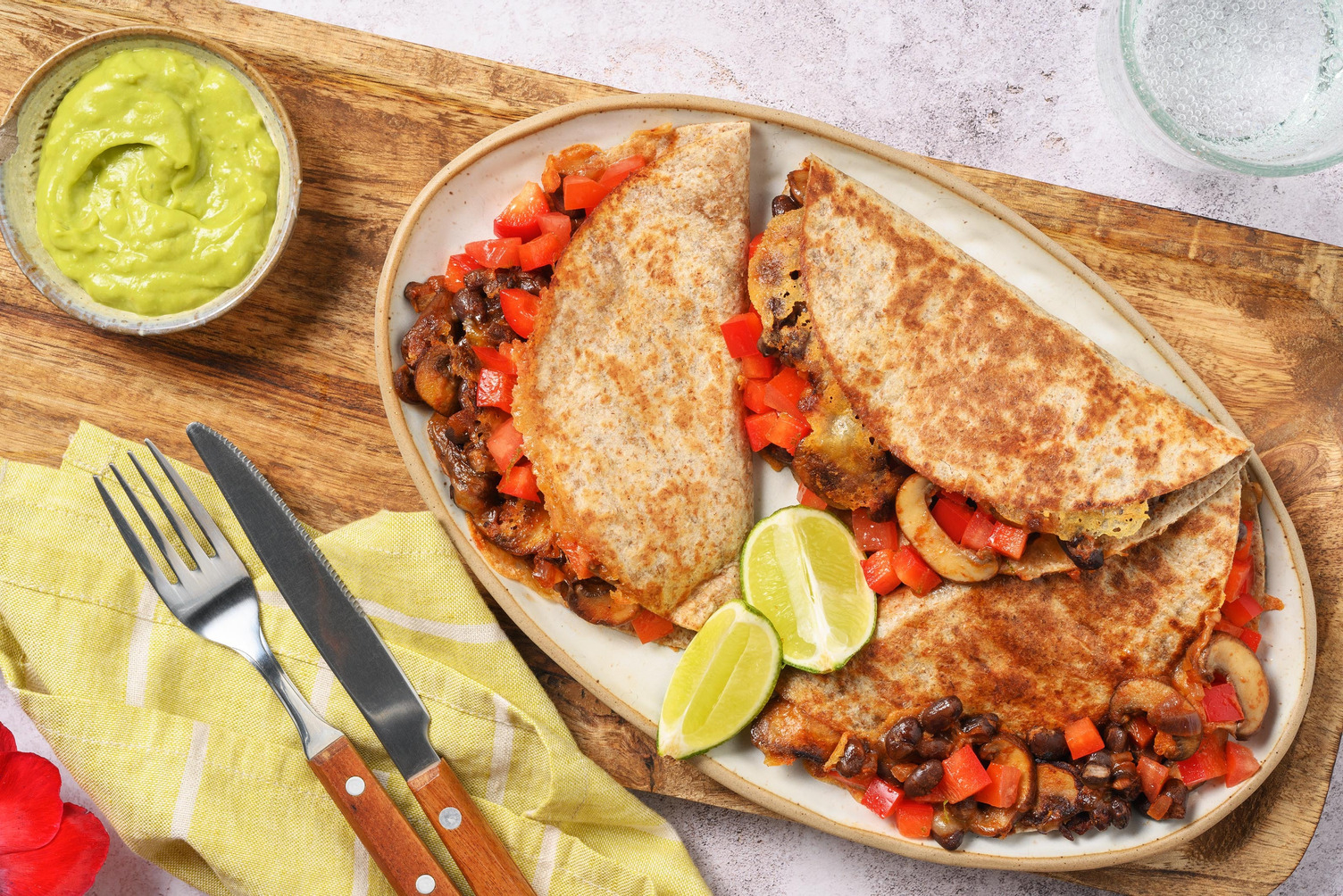 Cheesy chipotle champignon-bonentaco's met guacamole