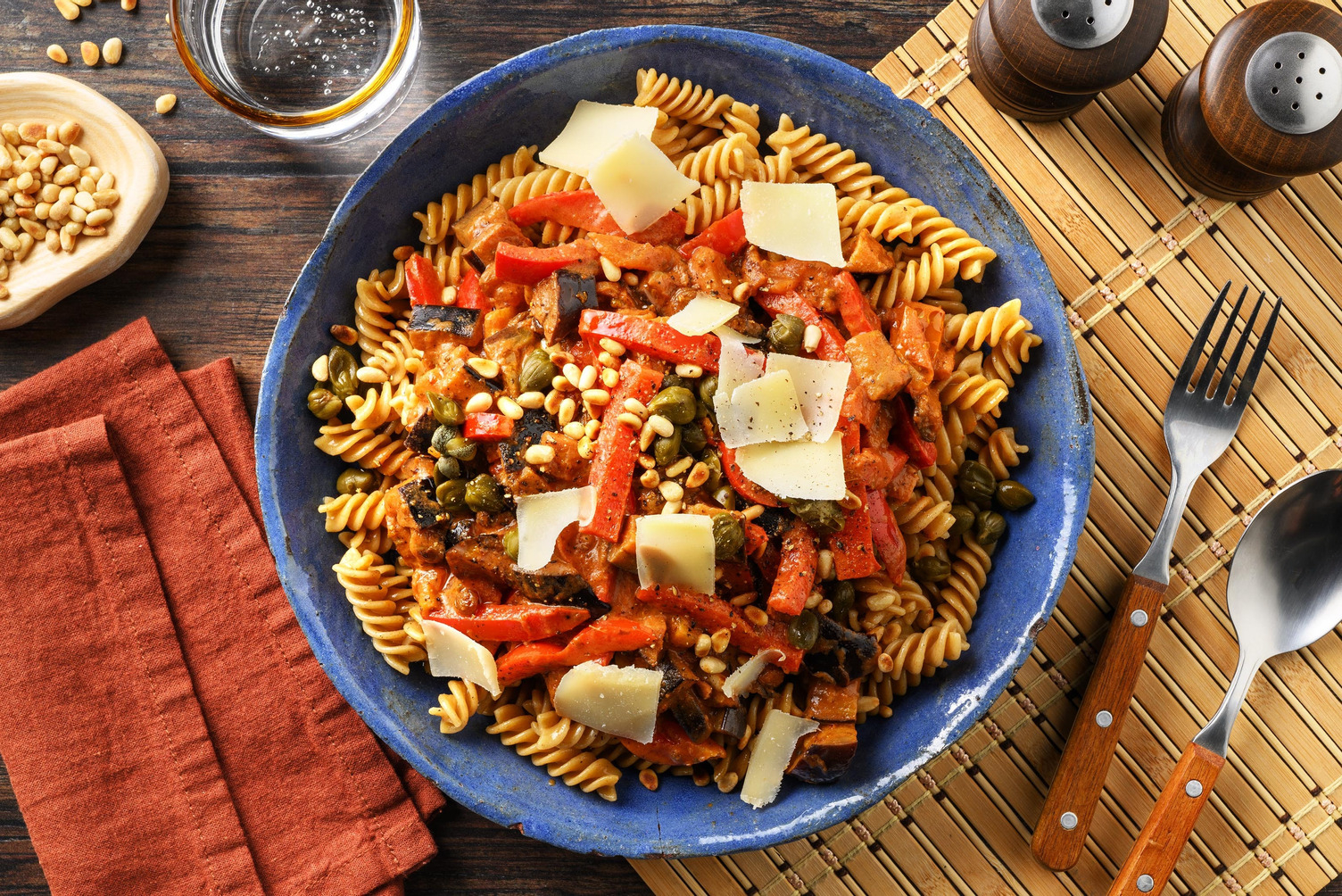 Siciliaanse stijl caponata fusilli met Grana Padano