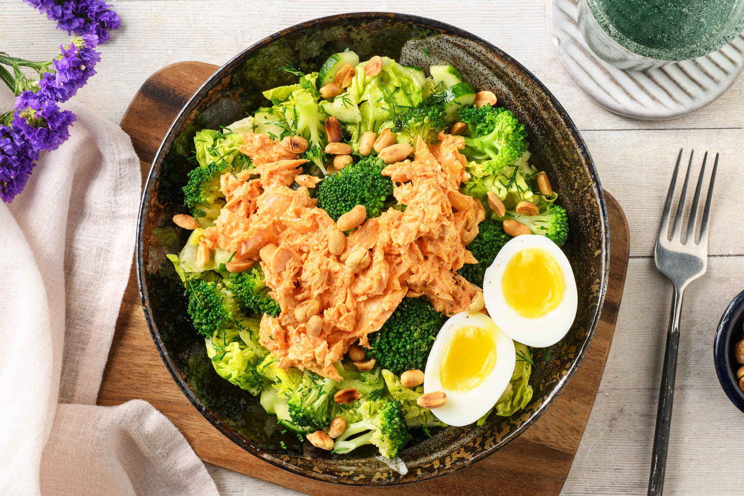 Kimchi-tonijnsalade met gekookt ei en ponzudressing
