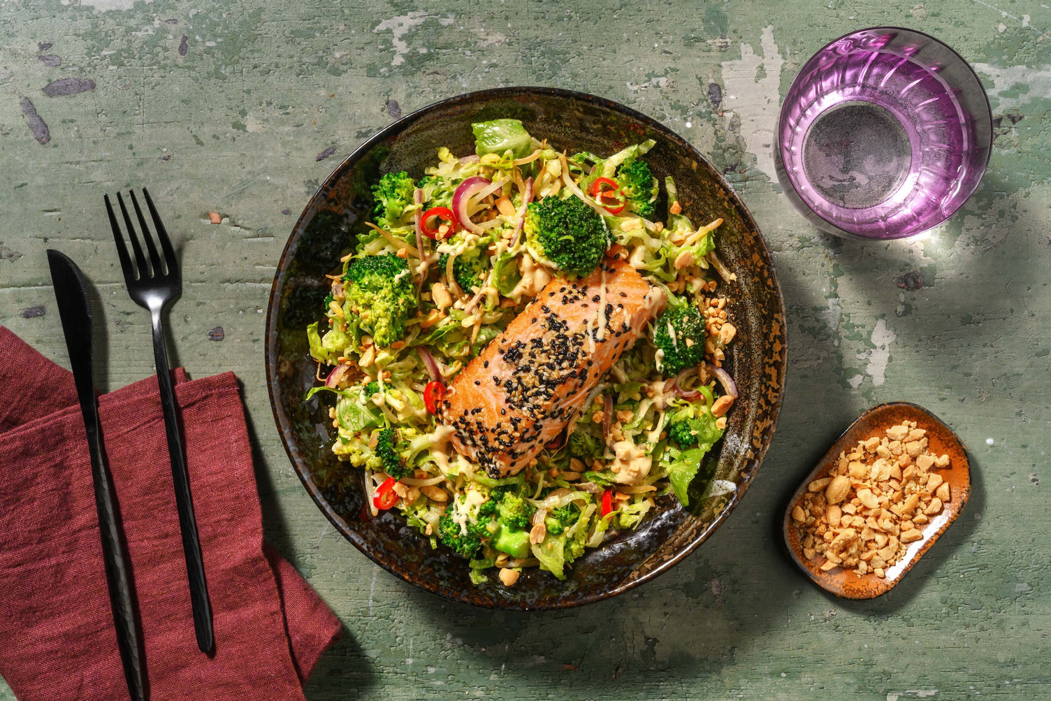 Zalm in sesamjasje met Aziatische stijl broccolisalade