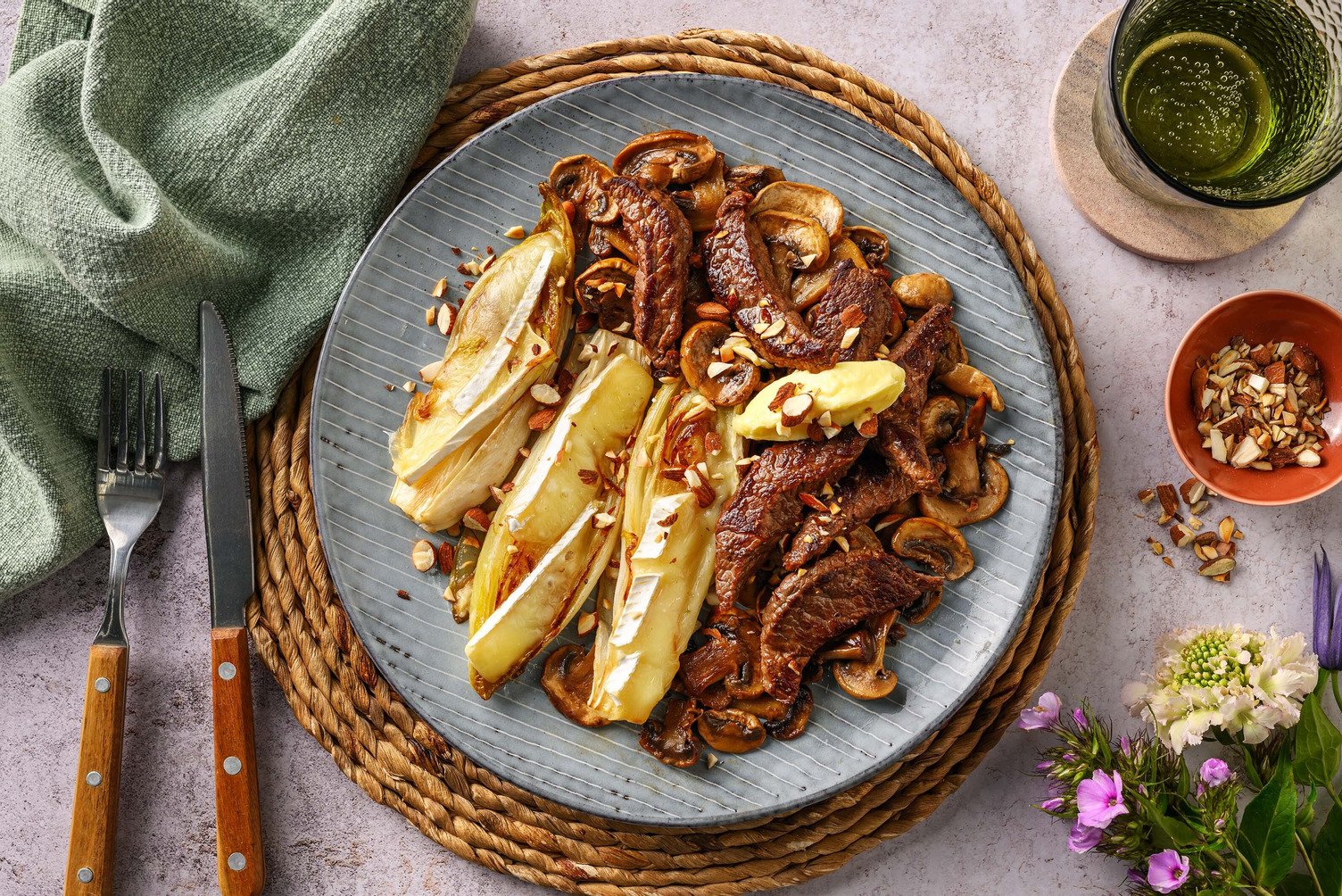 Biefstukreepjes met knoflookboter en witlofgratin