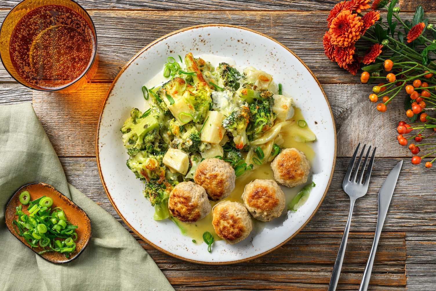 Romige broccoli-pastinaakgratin met kipgehaktballetjes