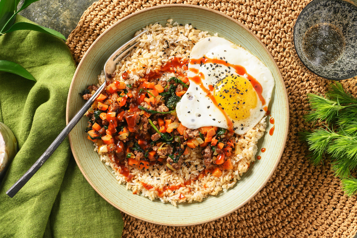 Bibimbap met rundergehakt and kimchisaus