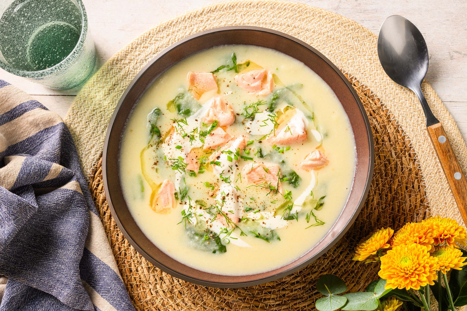 Hartige prei, koolrabi en aardappelsoep met gerookte zalmvlokken