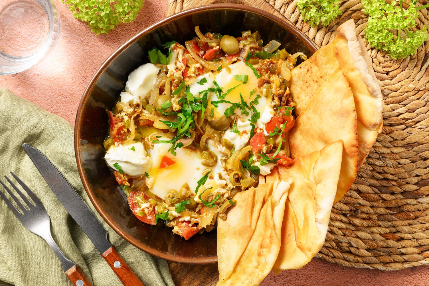 Shakshuka met geitenkaas en olijven