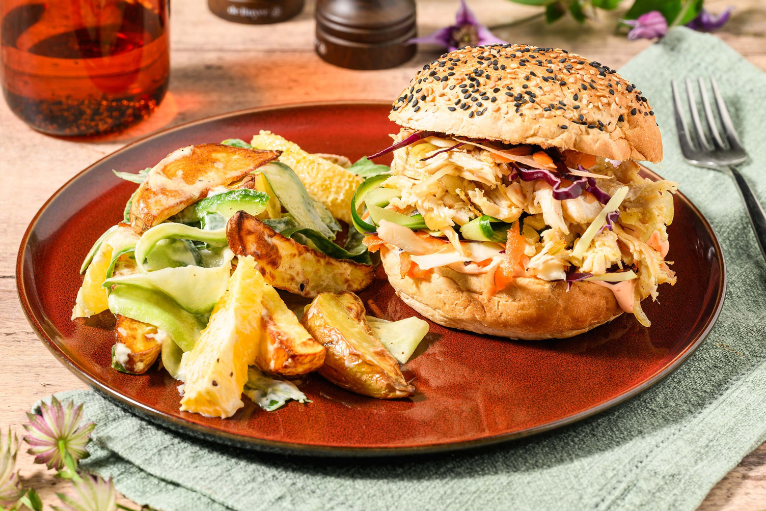 Pulled-chickenburger met sinaasappel en aardappelsalade