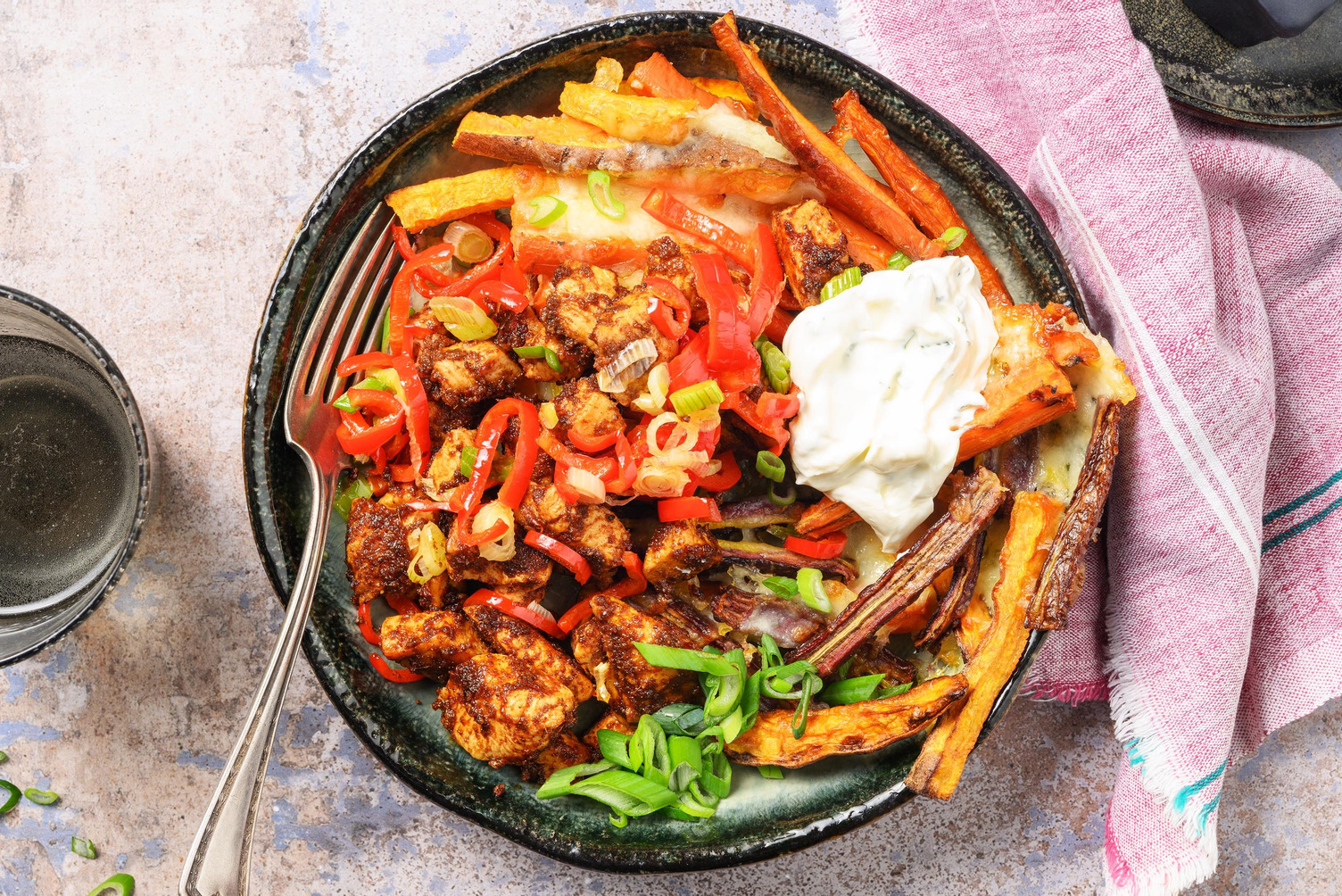 Loaded groentefrietjes met BBQ-gekruide kip