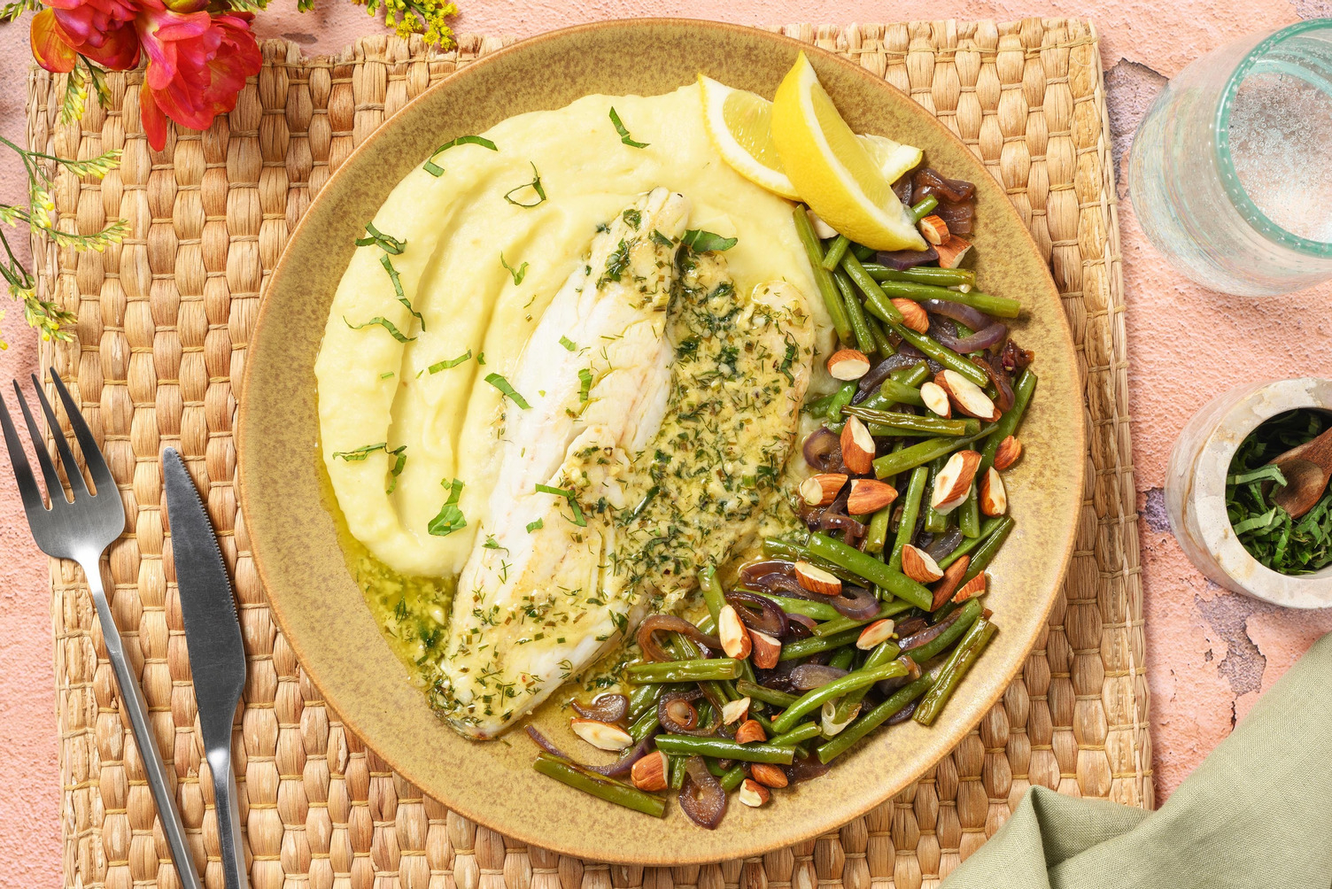 Gebakken heek in citroen-botersaus en basilicum