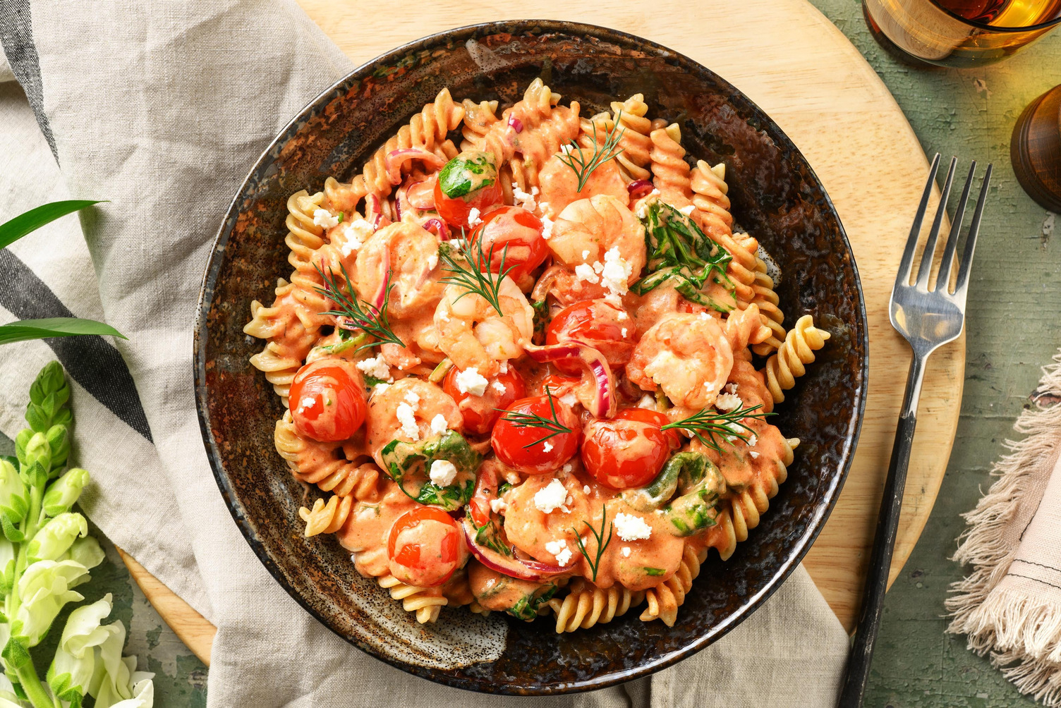 Romige tomatenpasta met garnalen en feta