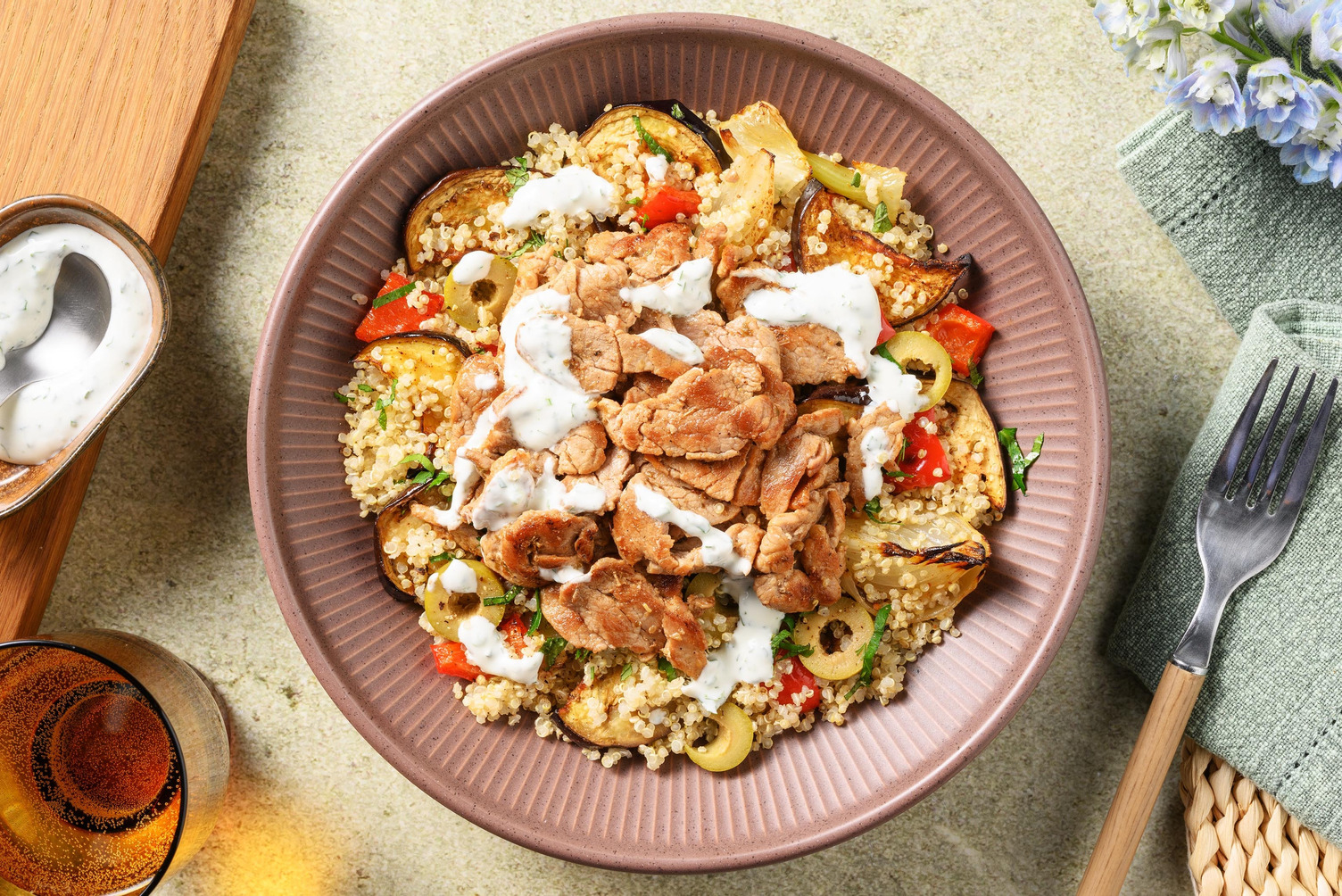 Geroosterde groenten bowl met varkensgyros