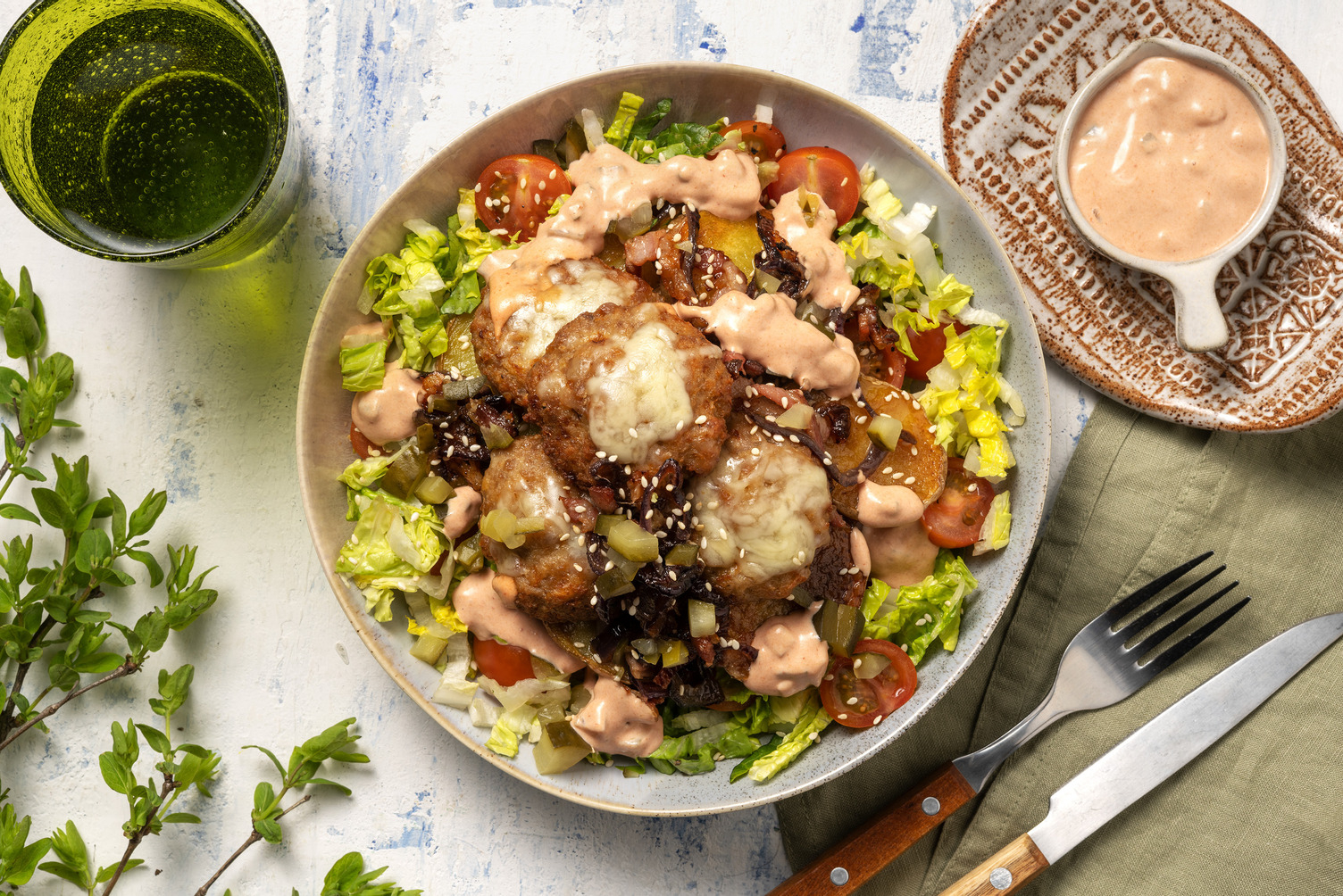 Salade met mini kip-cheeseburgers en spekreepjes