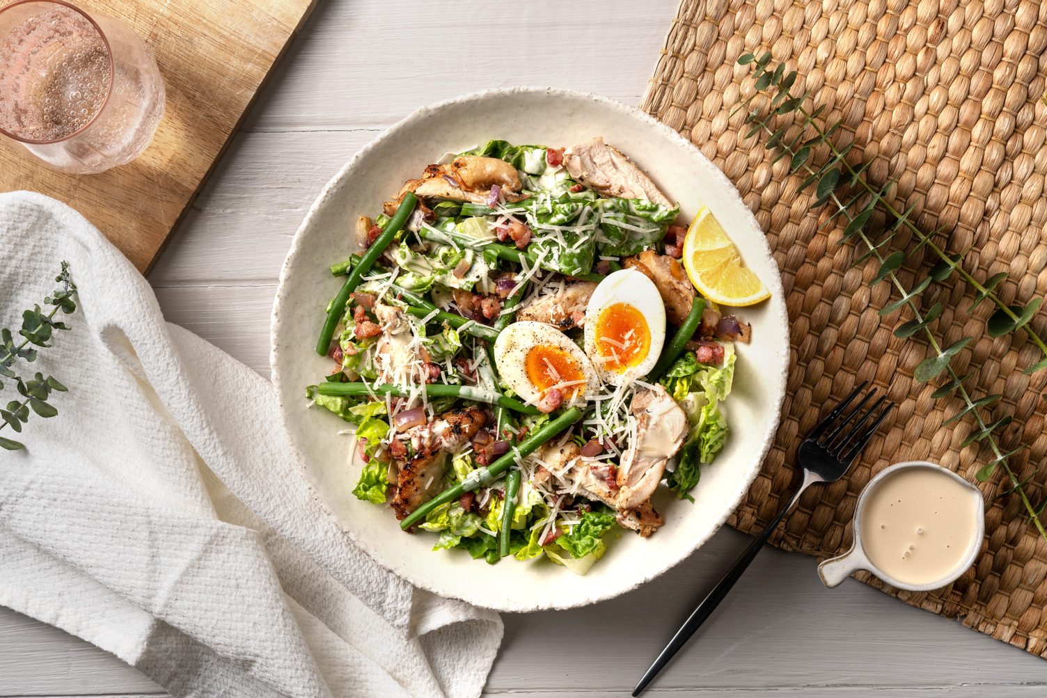 Caesarsalade met kippendijfilet en crispy bacon