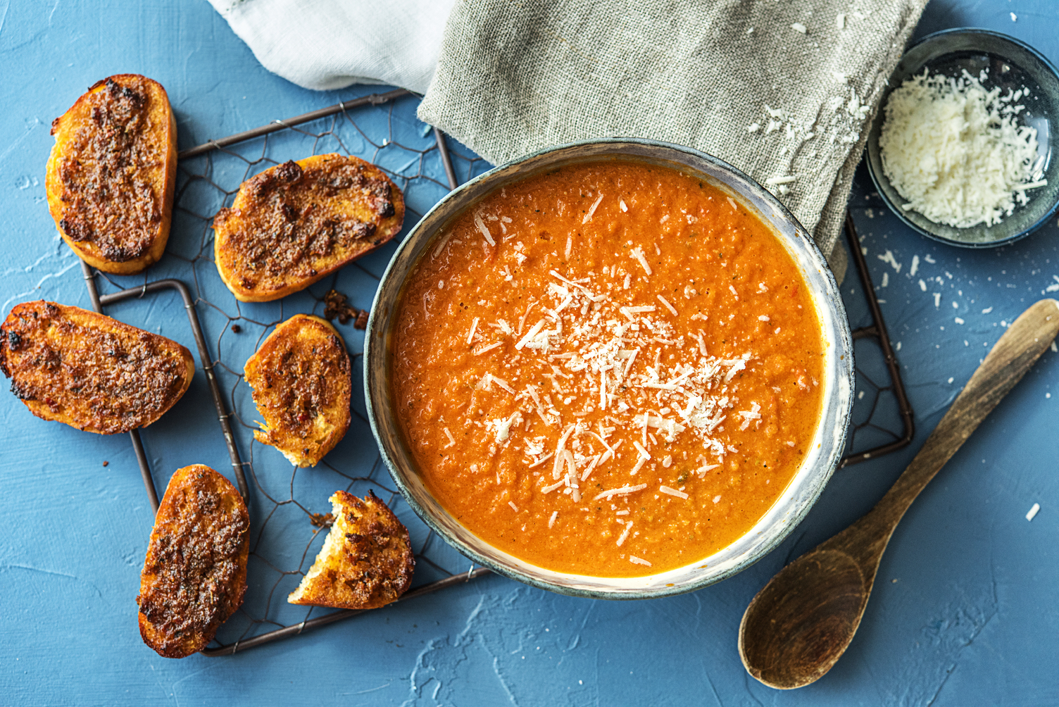 Soupe de tomate & bruschetta au pesto de poivron