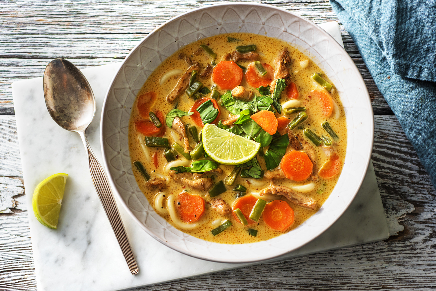 Soupe d'udon au poulet épicé & lait de coco