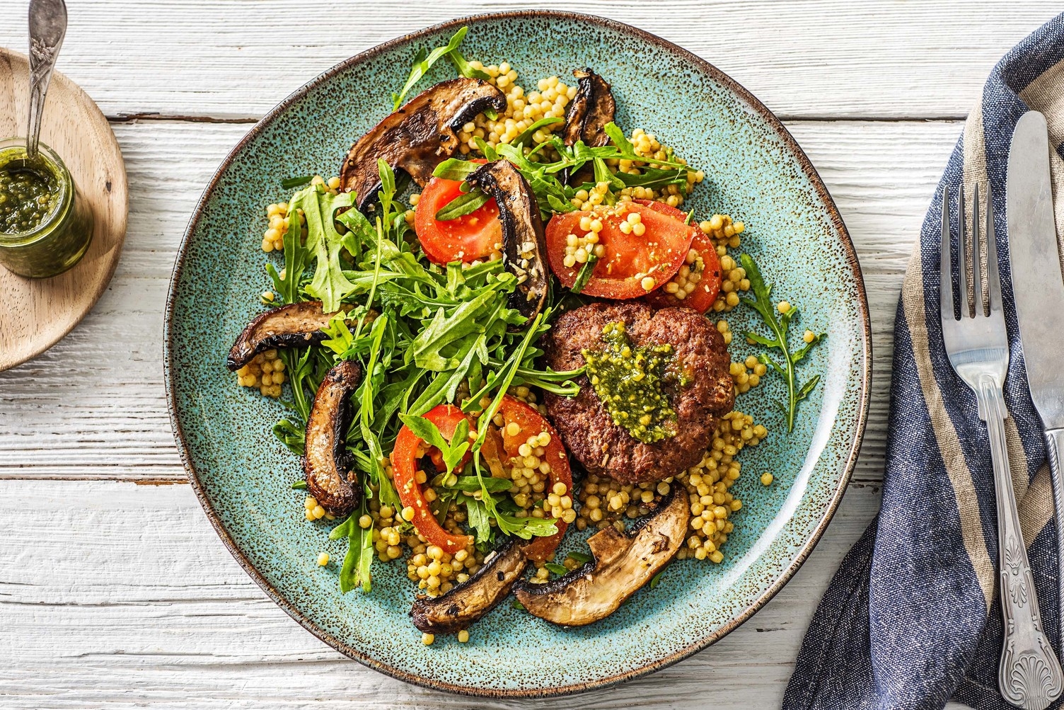 Steak haché de boeuf et salade de couscous perlé