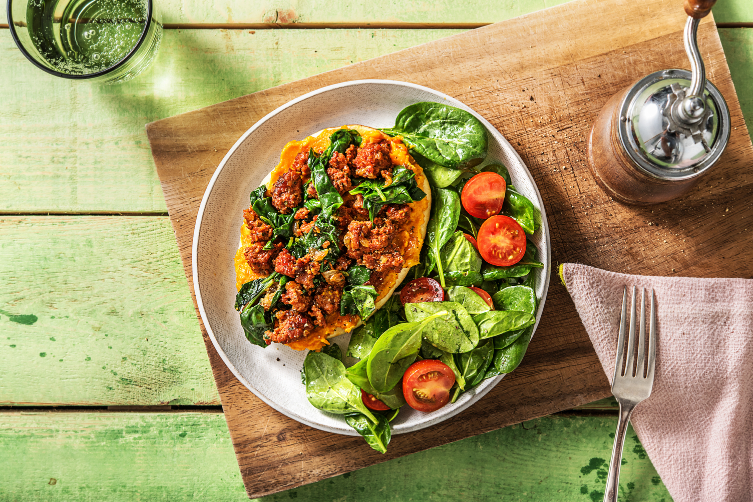 Pizza au bœuf haché, yazzara et épinards sur naan