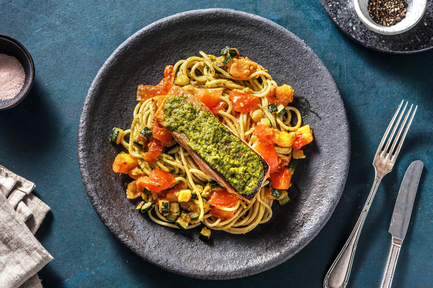 Pavé de saumon poêlé et spaghetti au pesto alla genovese